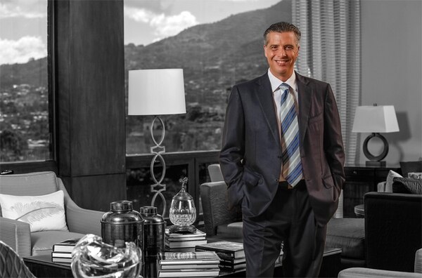 Luis Javier Castro Lachner es galardonado como empresario del año