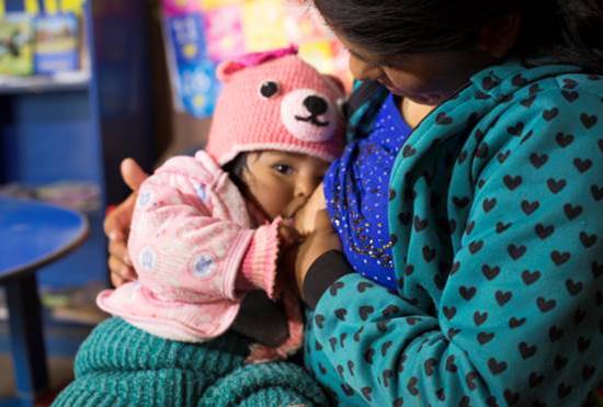 @UNICEF Bolivia/2018/Duranboger  Sesión familiar de promoción de la lactancia materna, Programa de Nidos bilingües. Pueblo indígena cultura aymnara.