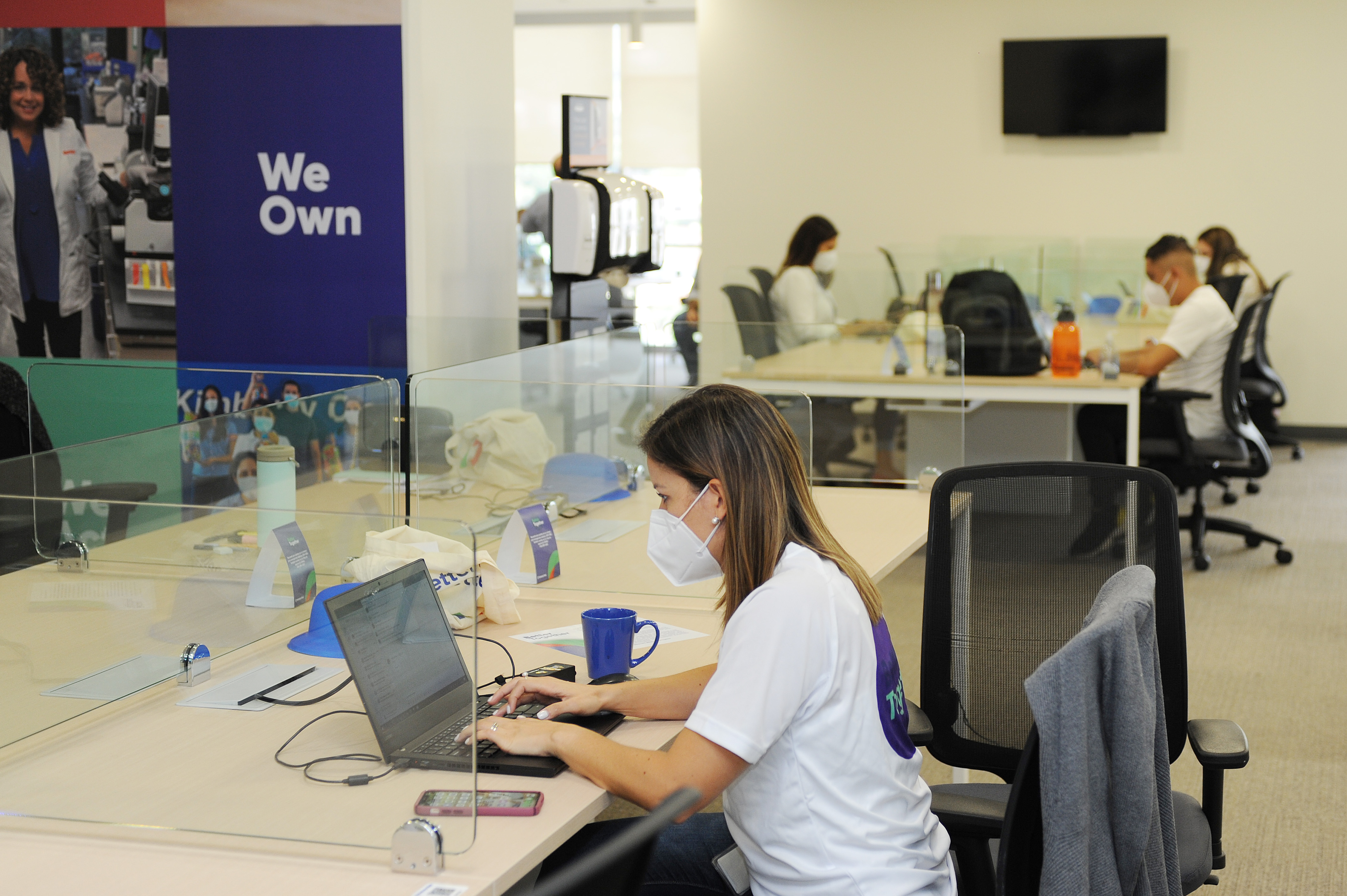 En el país, las mujeres ocupan el 40% de los roles de lireazgo de la comáñía. 