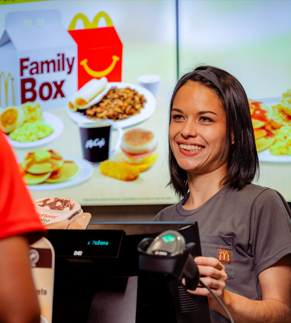 Joseline Morera tiene seis meses de estar trabajando en el McDonald's de Cartago Centro.