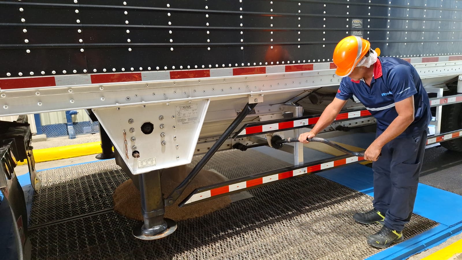 Un trabajador de FIFCO trabaja en la descarga de un cargamento de malta.