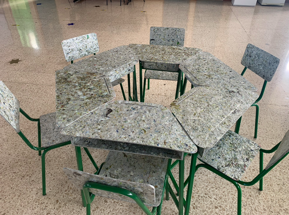 1.000 pupitres eco amigables acompañan a niños de regreso a clases