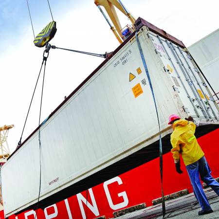 contendores cargados en puerto