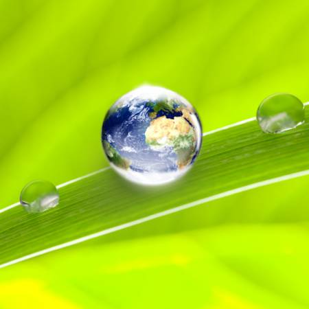 hoja y gota de agua con forma de la tierra