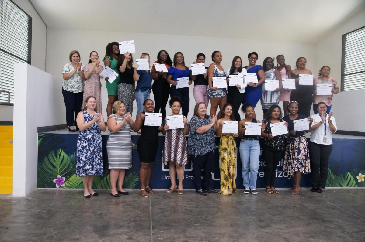 Grupo de mujeres graduadas