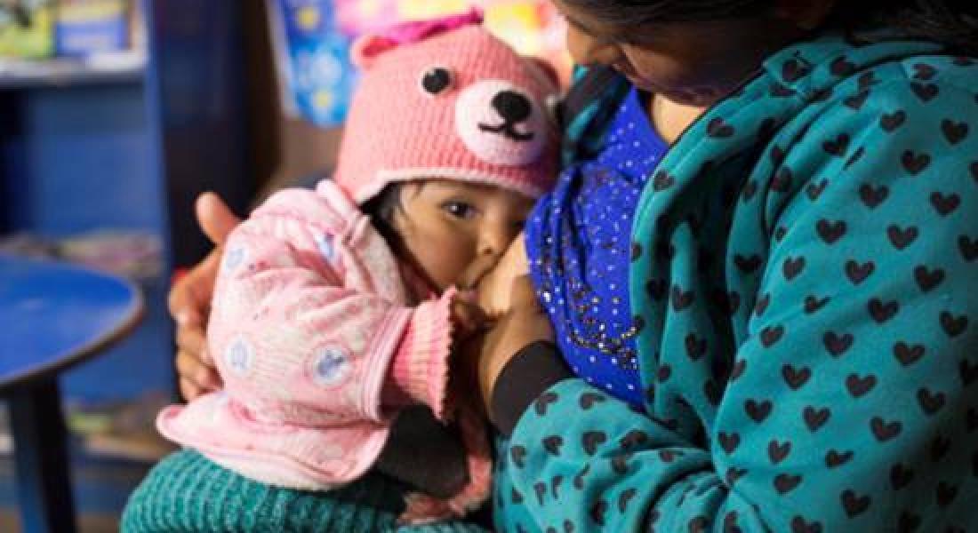 @UNICEF Bolivia/2018/Duranboger  Sesión familiar de promoción de la lactancia materna, Programa de Nidos bilingües. Pueblo indígena cultura aymnara.