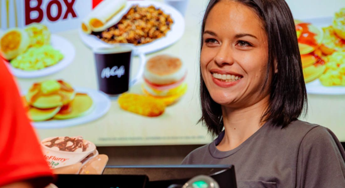 Joseline Morera tiene seis meses de estar trabajando en el McDonald's de Cartago Centro.
