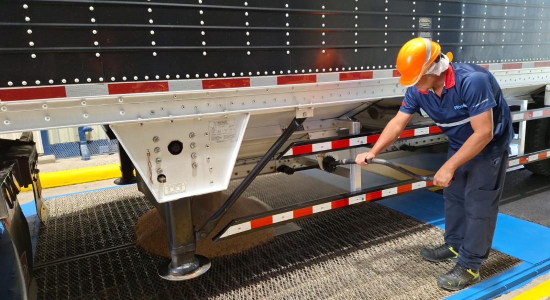 Un trabajador de FIFCO trabaja en la descarga de un cargamento de malta.
