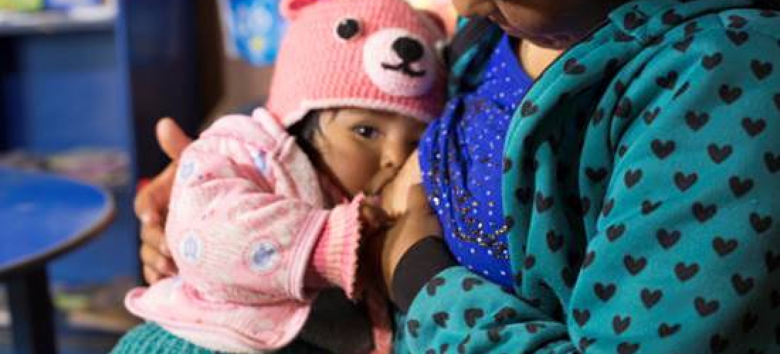 @UNICEF Bolivia/2018/Duranboger  Sesión familiar de promoción de la lactancia materna, Programa de Nidos bilingües. Pueblo indígena cultura aymnara.