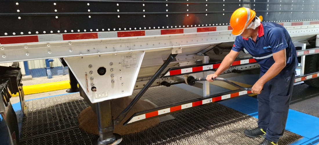 Un trabajador de FIFCO trabaja en la descarga de un cargamento de malta.